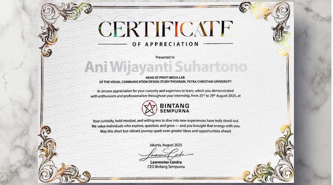 Cetak sertifikat premium dengan teknologi digital embellishment profesional.