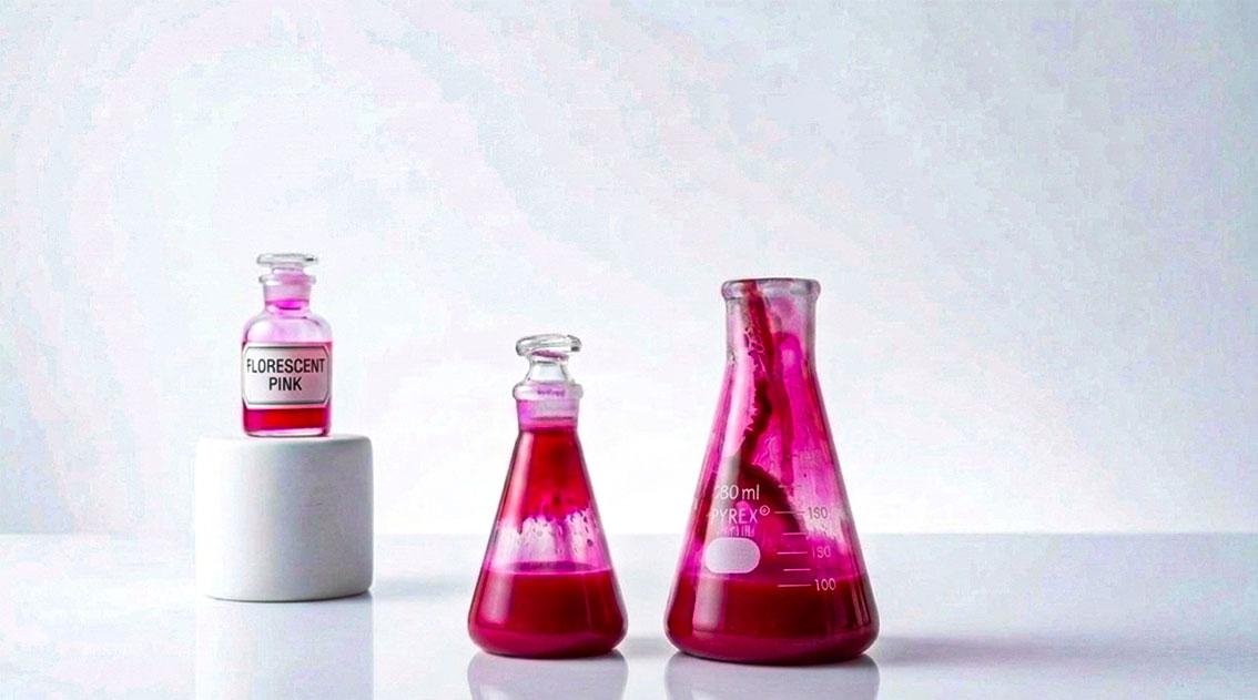 Perbedaan Fluorescent Pink dan Pink Biasa di Percetakan
